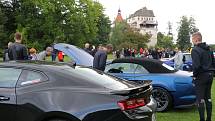 Výstava sportovních automobilů v parku zámku Blatná zaujala stovky návštěvníků.