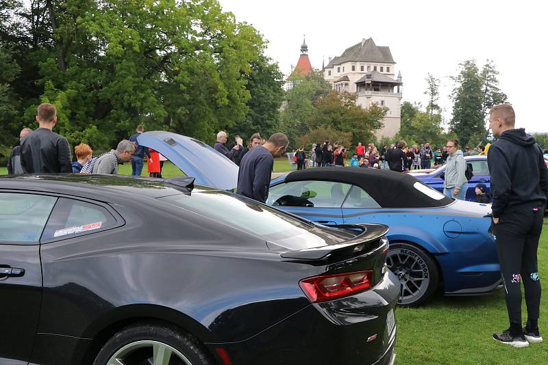 Výstava sportovních automobilů v parku zámku Blatná zaujala stovky návštěvníků.