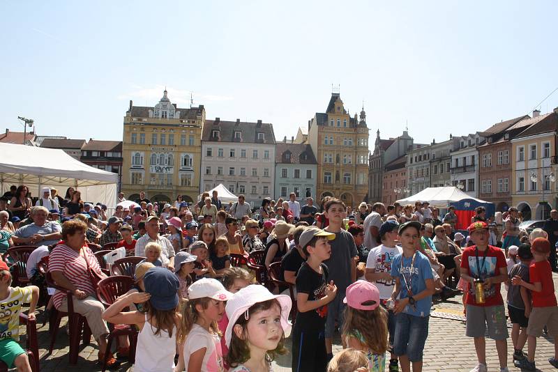 Na náměstí v Českých Budějovicích vystupují děti z místních ZUŠek.