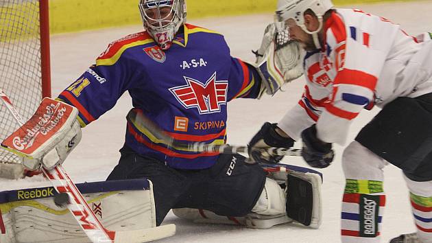 PLAY OFF. Gólman Motoru Ondřej Bláha zachraňuje před Michalem Vodným z Třebíče ve včerejším prvním semifinále. 