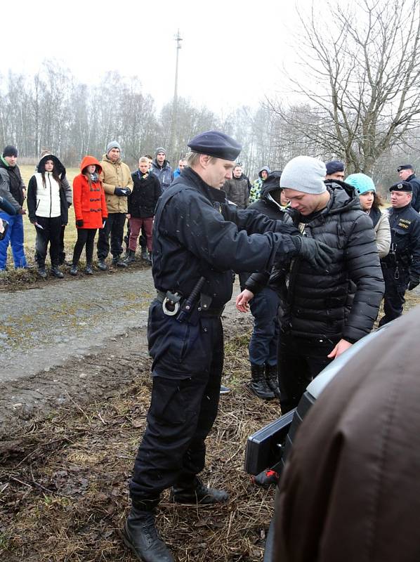 Jihočeští policisté cvičili na hranicích procedury spojené se zadržením migrantů a žadatelů o azyl. Roli uprchlíků sehráli při cvičení studenti policejní školy z Prahy – Hrdlořez.