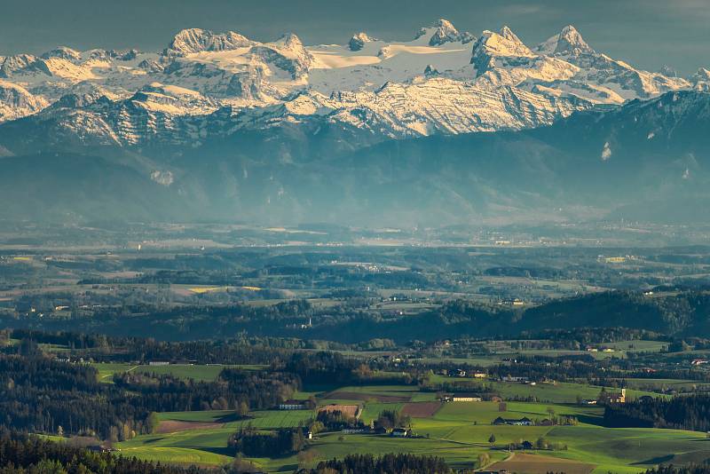 Lukáš Gallo vystoupal na Vítkův hrádek a odtud vyfotil pohled až do Alp.