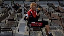Setkání. Cyklisté, míhající se Třeboní, se na Masarykově náměstí potkávali s filmovými fanoušky a vznikala zajímavá zátiší.