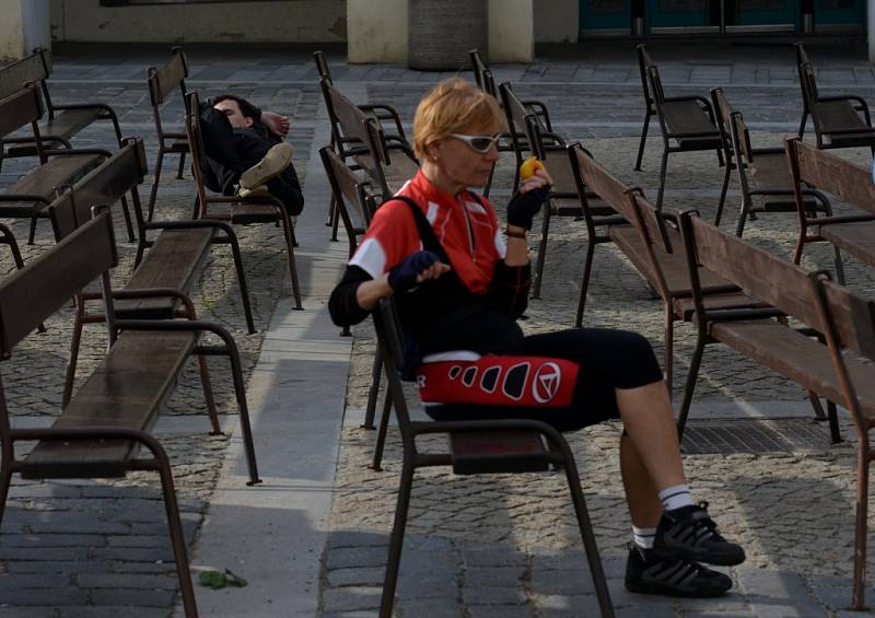 Setkání. Cyklisté, míhající se Třeboní, se na Masarykově náměstí potkávali s filmovými fanoušky a vznikala zajímavá zátiší.