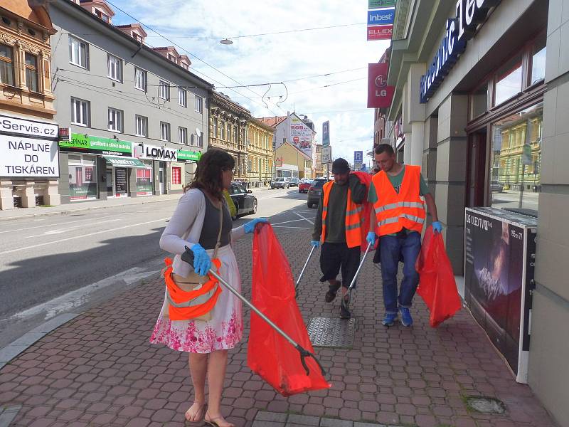 Budějčtí bezdomovci uklízeli v pátek 3. července Rudolfovskou třídu. Vedl je dobrovolník František. Za odměnu dostanou stravenky.