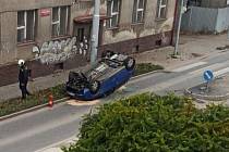 Dopravní nehoda na Dobrovodské ulici v Českých Budějovicích.
