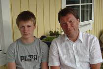 Milan Srba zamlada sám hokej hrával a jako otec k němu později vedl i svého syna Martina (vlevo). Ten nastupuje za jeden ze stockholmských klubů – Varmdö HC.