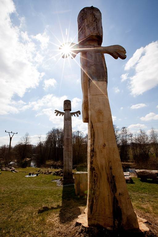 Martin Vytáček přezdívaný Marvin vyřezal ze dvou topolů šestimetrové sochy andělů, které zdobí pozemek v Rychnově nad Malší.
