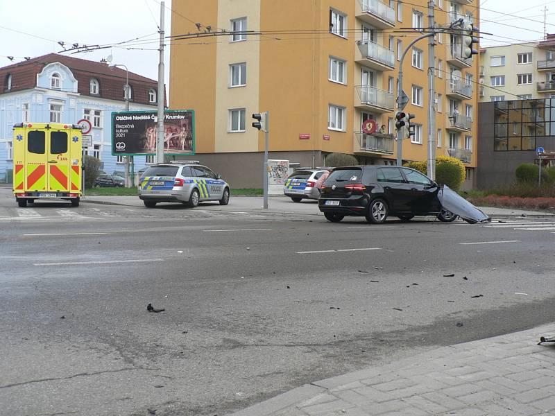 Nehoda na Lidické v Českých Budějovicích. Lidická byla kvůli tomu v neděli dopoledne zcela uzavřena nedaleko Samsona.