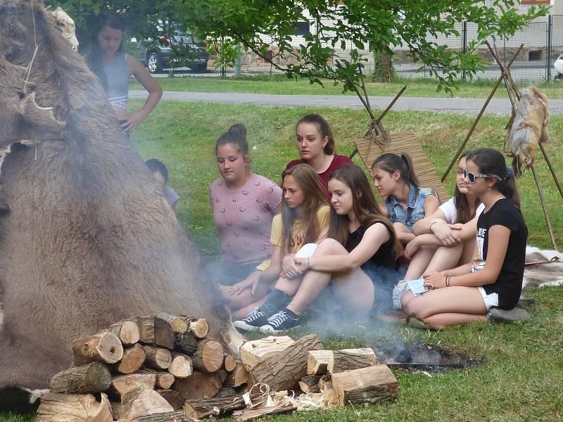 Zpátky do pravěku se v pondělí vrátili na Česko-anglického gymnáziu v Českých Budějovicích.