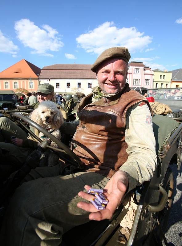 Parta nadšenců připomíná osvobození americkou armádou i to, že svoboda není samozřejmost