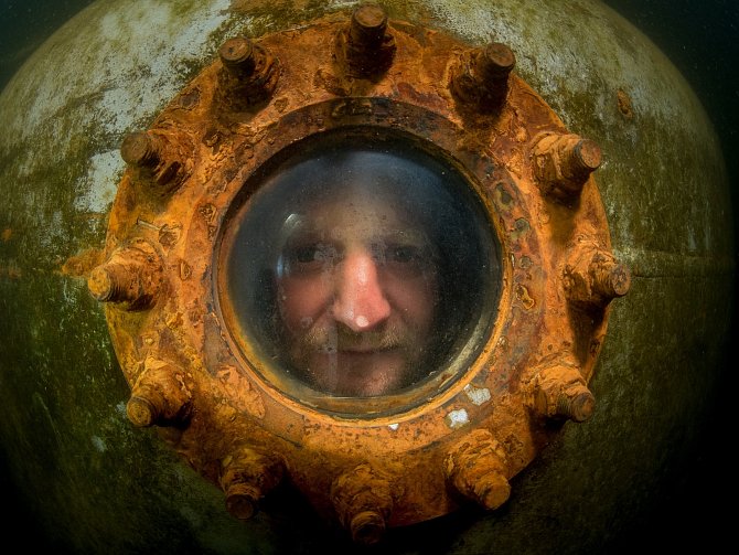 Podvodní experiment v zatopeném lomu Slověnický mlýn u Lišova, kde je v hloubce 10 metrů umístěn tzv. keson. V pondělí padne nový český rekord v nepřerušeném pobytu člověka pod vodou.