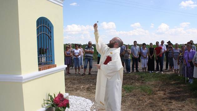 Kapličku nechali Strážkovičtí vysvětit u příležitosti slavnosti, při níž si připomněli i 625. výročí první zmínky o obci.