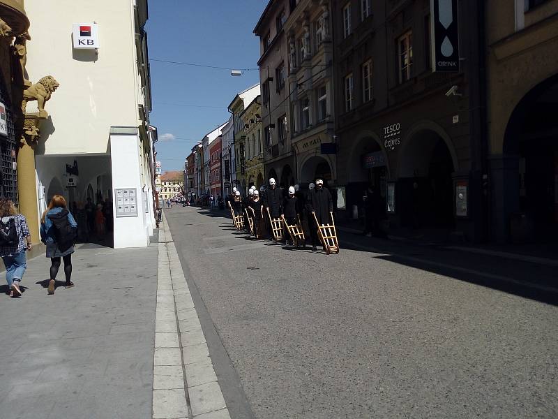 Na Velký pátek lidé sledovali průvod městem Velikonoční hrkání Divadla Víti Marčíka. Ve 12 h hrkání symbolizovalo Golgotu.