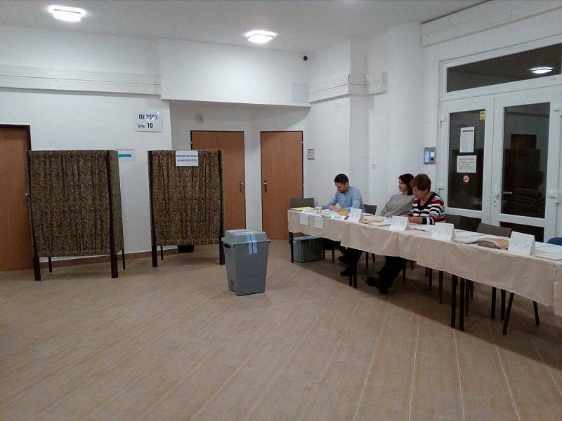 Volby z volebního okrsku 9. a 10. v Bytovém domě v Čéčově ulici v Českých Budějovicích.