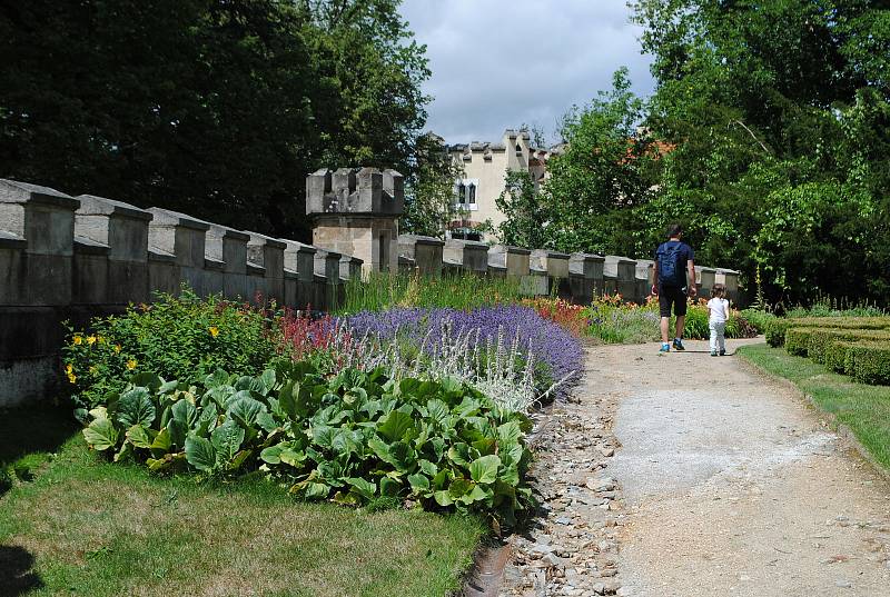 Zámek Hluboká obklopují okrasné zahrady a anglický park, v bývalé zámecké jízdárně je Alšova Jihočeská galerie.