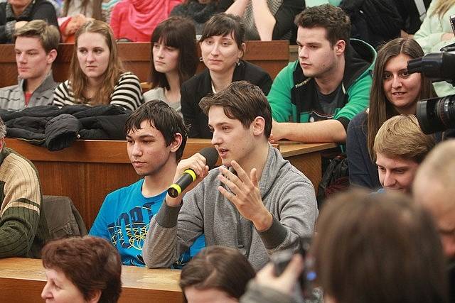 Miloš Zeman se zastavil na střední škole stavební, kde debatoval se studenty.