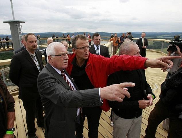 Václav Klaus otevřel 20. 7. 2012 Stezku korunami stromů na vrcholu Kramolína. Na snímku s architektem Martinem Krupauerem.