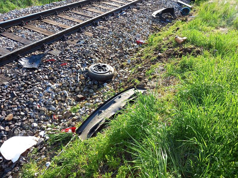 Při srážce s vlakem u Černého Dubu zemřel řidič osobního auta.