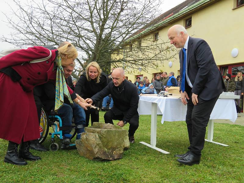 Arpida+ campus životních příležitostí může už za dva roky pomáhat dospělým lidem s tělesným a kombinovaným postižením .8. listopadu se symbolicky klepalo na základní kámen.