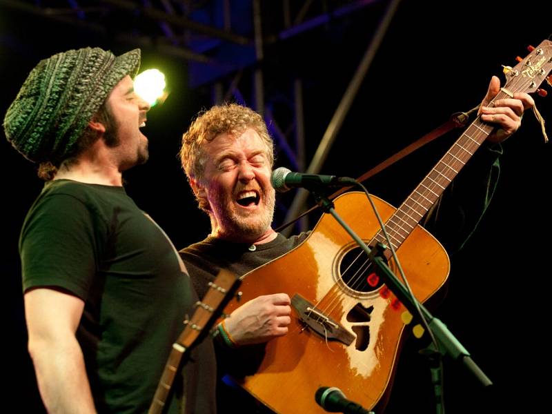 Irský písničkář a držitel Oscara Glen Hansard zahrál 1. srpna na nádvoří kláštera v Milevsku. Zazpíval si s ním i jeho technik Mic Geraghty.