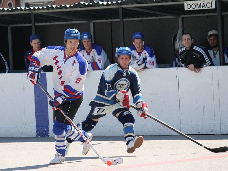 Hokejbalisté Betonovy Holubov, obhájci titulu, vedou ve čtvrtifinále nad Vltavou (Deviants) 2:0 na zápasy.   