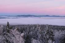 Do mrazivého rána se probudil jihozápadní cíp republiky. Pohled z webkamery na Vítkově Hrádku.