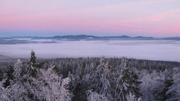 Do mrazivého rána se probudil jihozápadní cíp republiky. Pohled z webkamery na Vítkově Hrádku.