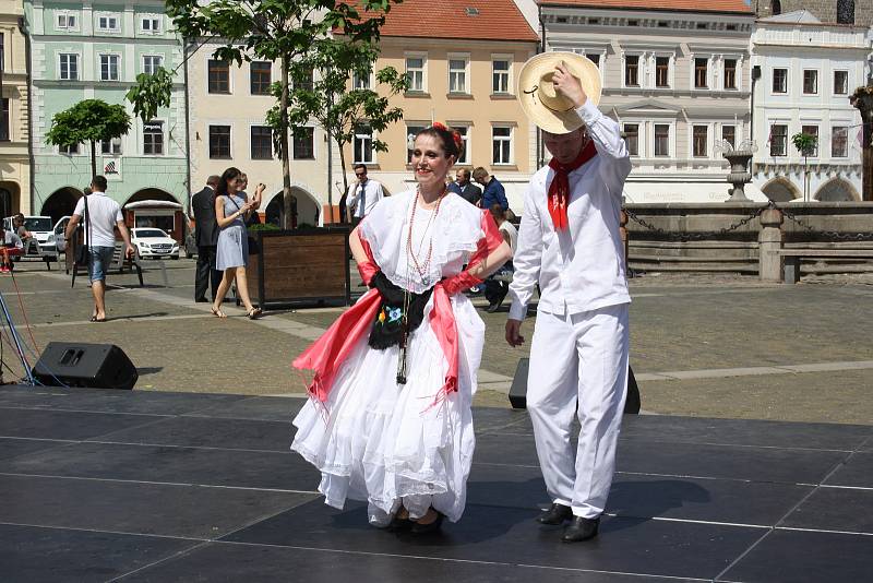 Českobudějovické náměstí se přeneslo v pátek odpoledne do Mexika. Lidé tu poznali tamní kulturu a ochutnali místní speciality.