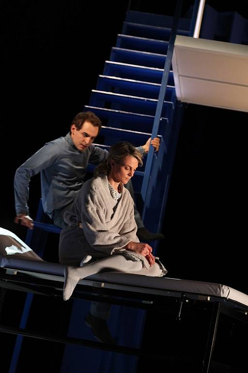 Linecké Hudební divadlo hraje muzikál Next to Normal, velký hit Broadwaye. Na snímku Kristin Hölck v hlavní roli Diany a Oliver Liebl jako její syn.
