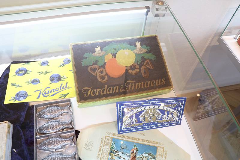 Nová výstava potravinových obalů od čokolády je otevřena v Jihočeském muzeu v Českých Budějovicích.