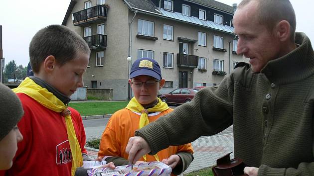 Členové skautského oddílu Kometa z Horní Stropnice uspořádali v úterý tradiční sbírku na postavení školy v Africe. „Rád vám něco přispěju, když to poslouží dobré věci,“ řekl jeden z místních obyvatel Radek Kotrč (na snímku).  