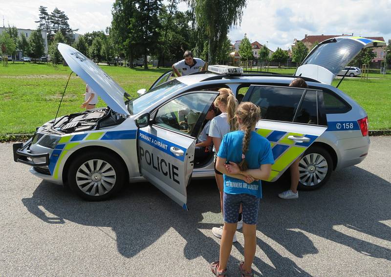 Policejní mluvčí Milan Bajcura na příměstském táboře v Českých Budějovicích nechal děti nahlédnout do policejního automobilu a vyzkoušet si mohly také brýle navozující opilost a vliv omamných a psychotropních látek.