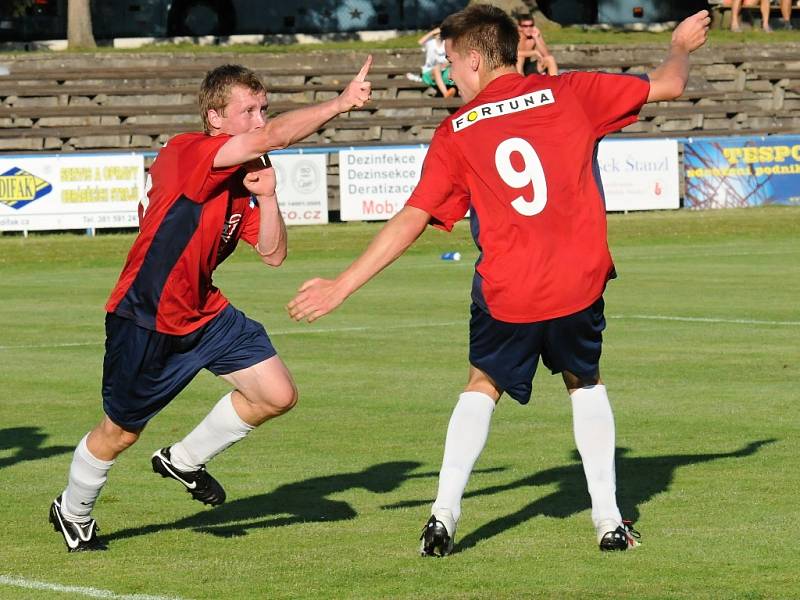 Ještě před druholigovým áčkem vstoupili do nové sezony junioři Táborska, kteří hráli doma s Libercem 2:2). Na snímku se Prášek (vlevo) spolu s Rosůlkem v poslední minutě raduje ze svého gólu na 2:2.