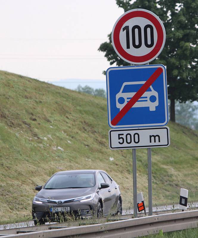 Řidiči budou smět od Českých Budějovic ujíždět směrem na Lišov rychleji, a to až 110 kilometrů za hodinu.