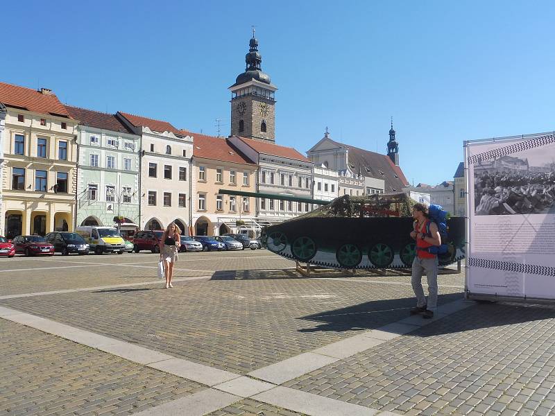 Milion chvilek pro demokracii přichystalo připomínkovou akci k 21. srpnu. Maketami tanků na náměstí Přemysla Otakara II. a na Sokolském ostrově, panelovou výstavou a performancí připomínají organizátoři srpnové události 1968.