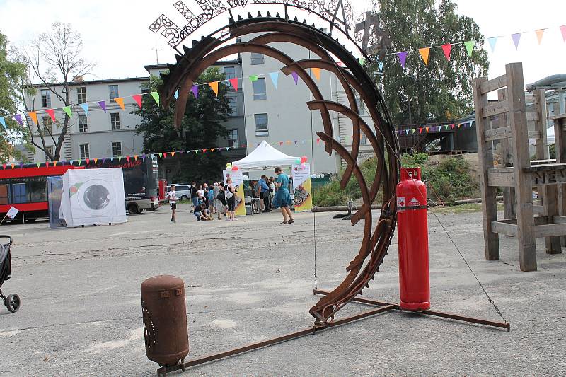 Maker Faire neboli přehlídka různých vynálezů přitáhla v sobotu od deseti hodin do českobudějovické "Žižkárny" davy návštěvníků.