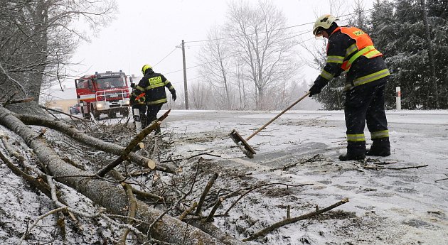 Šoféři, pozor. Řada nehod, vydatné sněžení komplikuje dopravu v Ústeckém kraji