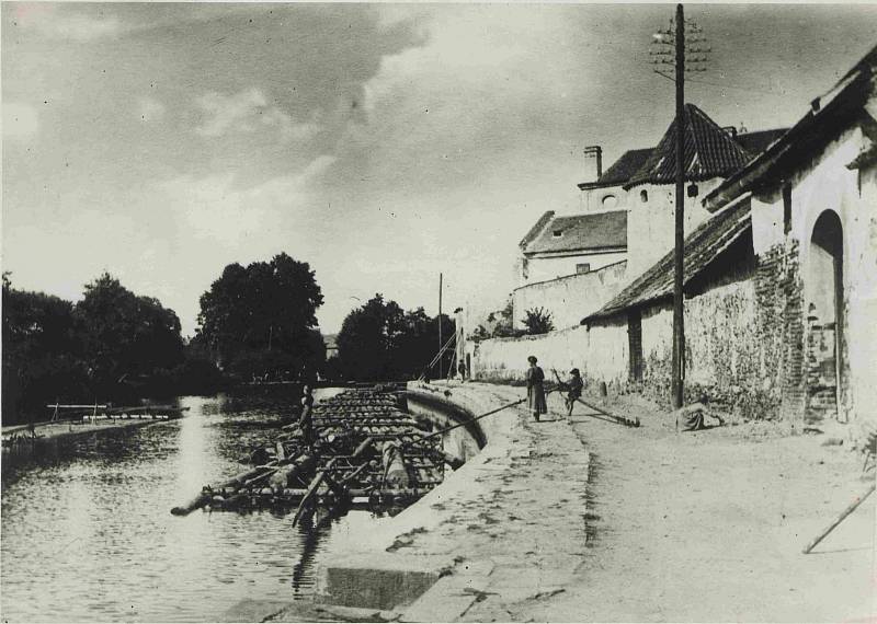 Nábřeží u slepého ramene řeky Malše prošlo v historii množstvím proměn.