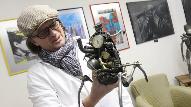 Tomáš Vitanovský využije i součástky z motorek, které by byly na vyhazov. Dělá z nich sochy.