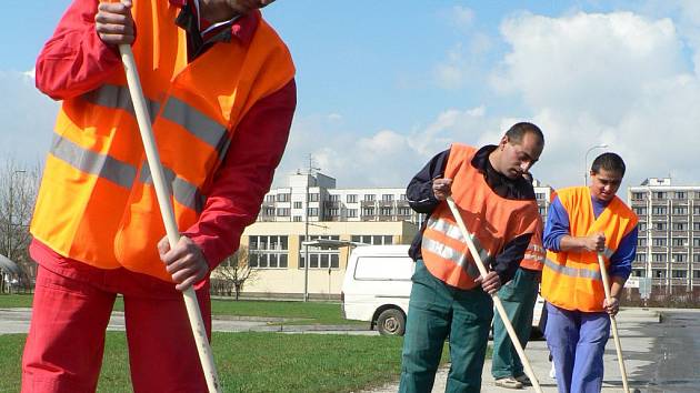 OČISTA ULIC. Každý rok na jaře zahajují České Budějovice tak zvané komplexní čištění ulic. A stejně jako loni, se bude letos město čistit bez odtahů zaparkovaných automobilů. Bude se tedy více spoléhat na ruční dočišťovací práce jako na našem snímku