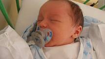 3,36 kg – to je porodní váha, kterou se může pochlubit chlapec jménem Tomáš Bína. Narodil se v pátek 25.10.2013 v 10 hodin a 44 minut. Bydlet bude spolu s rodinou v Hluboké nad Vltavou.