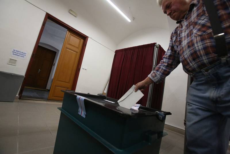 Během prvních minut voleb přišlo na Obecní úřad v Trhových Svinech volit 21 voličů.