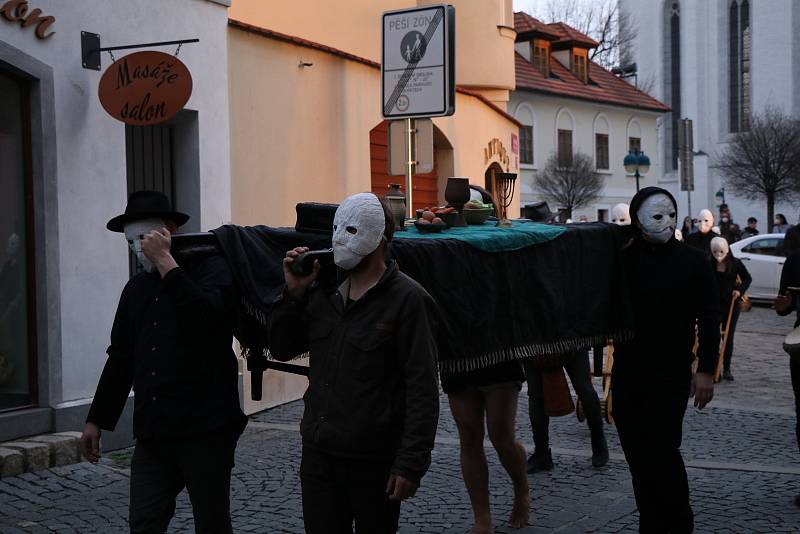 I letos vyrazili hrkači do centra Českých Budějovic. Vyrazili v 19. hodin z Piaristického náměstí.