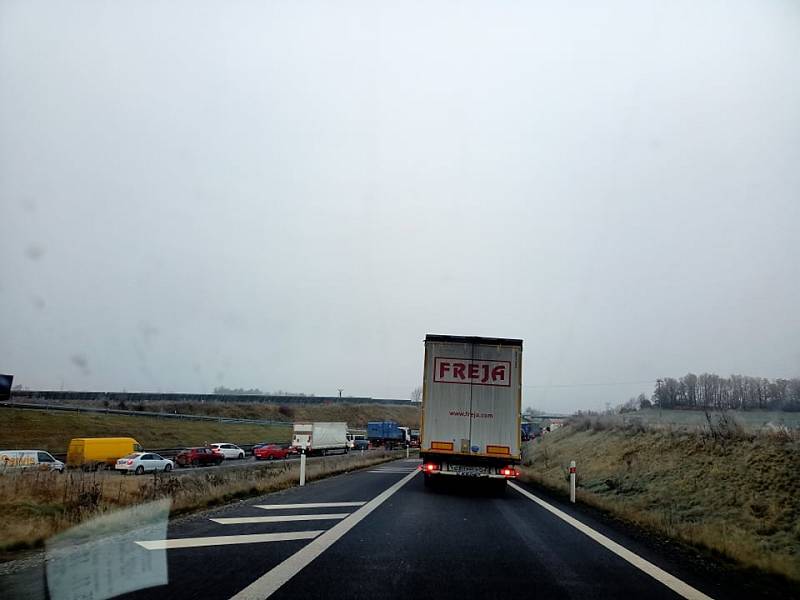 Kvůli ranní nehodě u Ferenčíka kolabuje v Českých Budějovicím doprava. Tvoří se dlouhé kolony.
