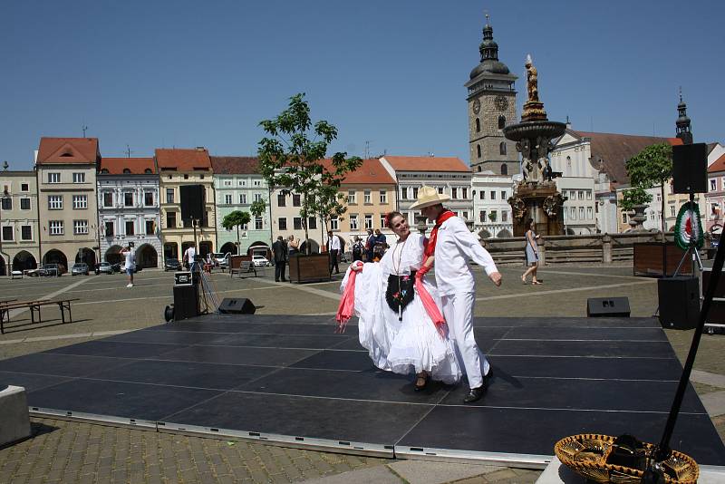 Českobudějovické náměstí se přeneslo v pátek odpoledne do Mexika. Lidé tu poznali tamní kulturu a ochutnali místní speciality.