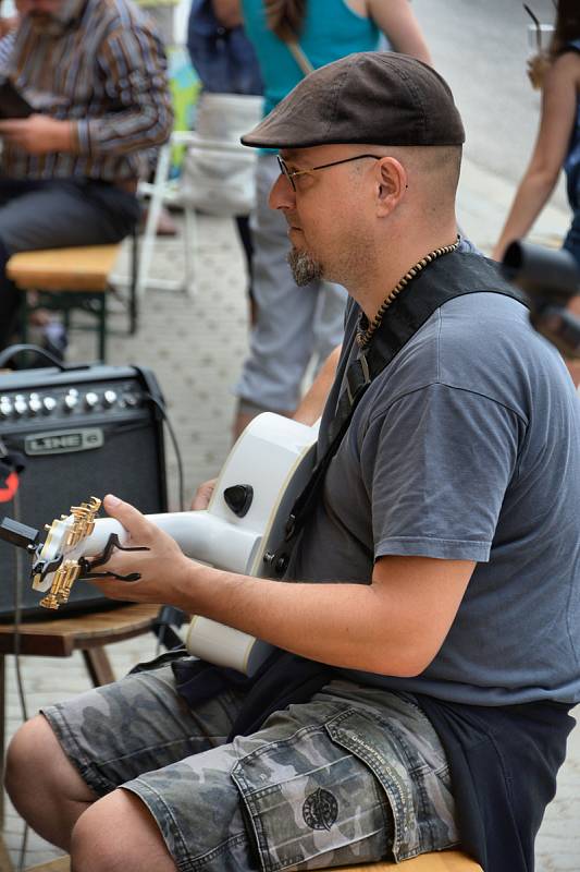 Týn nad Vltavou se ve středu rozezněl hudbou. Muzikanti hráli v ulicích.