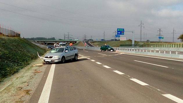 Nehoda dvou osobních vozidel komplikovala dopravu mezi Lišovem a Českými Budějovicemi.