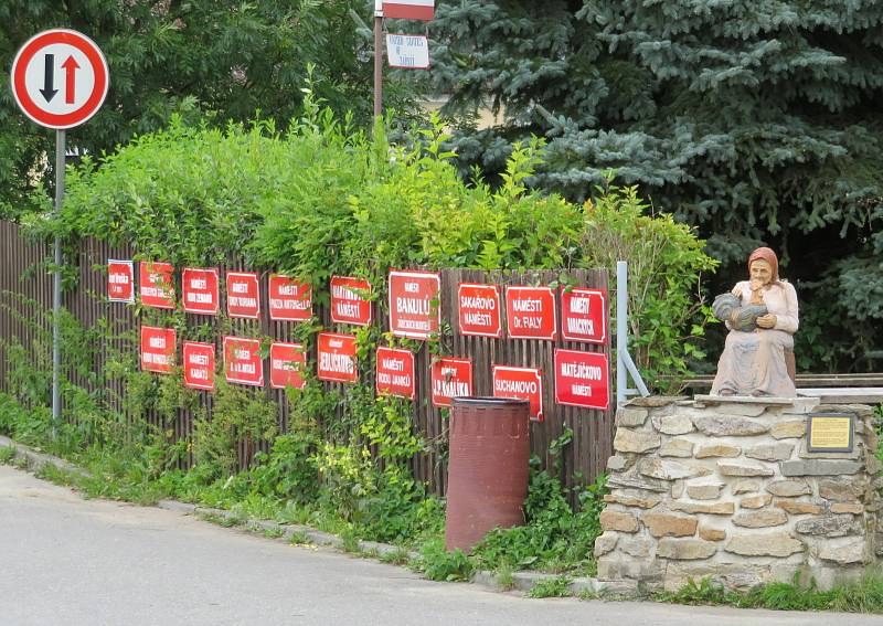 Podívejte se na vtipné vzkazy, zákazy či varování, které lze najít napříč Jihočeským krajem.