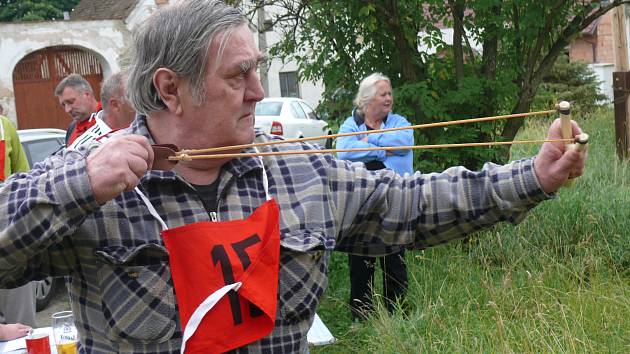 Haklovské prakobraní. V Haklových Dvorech stříleli účastníci soutěže z praku